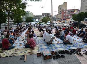 Adana’da İftar ve Mısır Darbesini Protesto