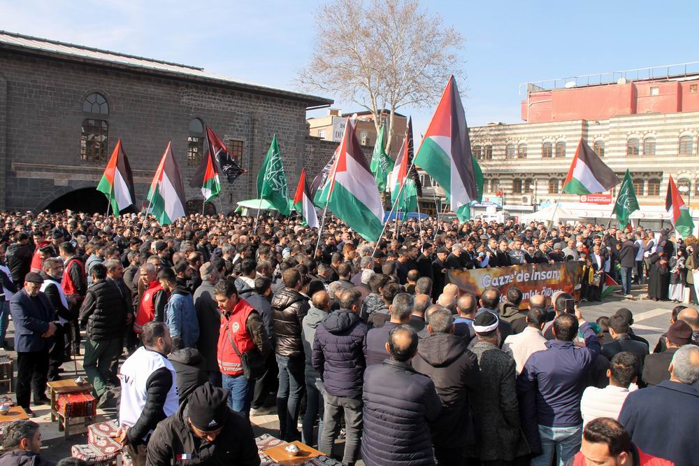 Diyarbakır'da Şehid Muhammed Deyf ve Kassam komutanları için gıyabi cenaze namazı kılındı