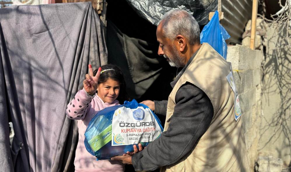 Özgür-Der, Ramazan ayı kumanyalarını Gazze’de dağıtmaya başladı