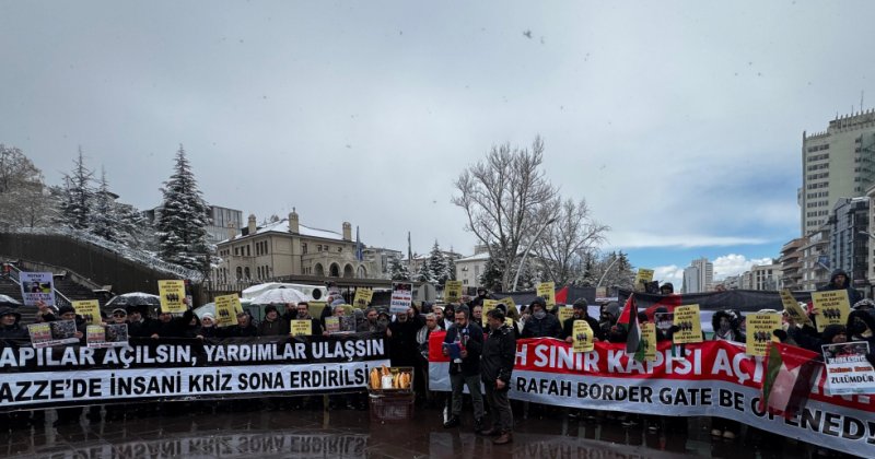 Ankara’daki Mısır Büyükelçiliği önünde protesto: "Sınırlar açılsın, Gazze yaşasın"
