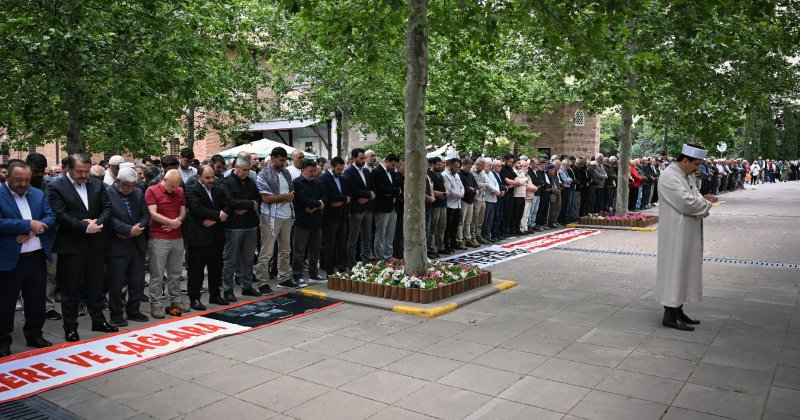 Katil İsrail’in şehit ettiği İHH görevlileri için Ankara'da gıyabi cenaze namazı kılındı