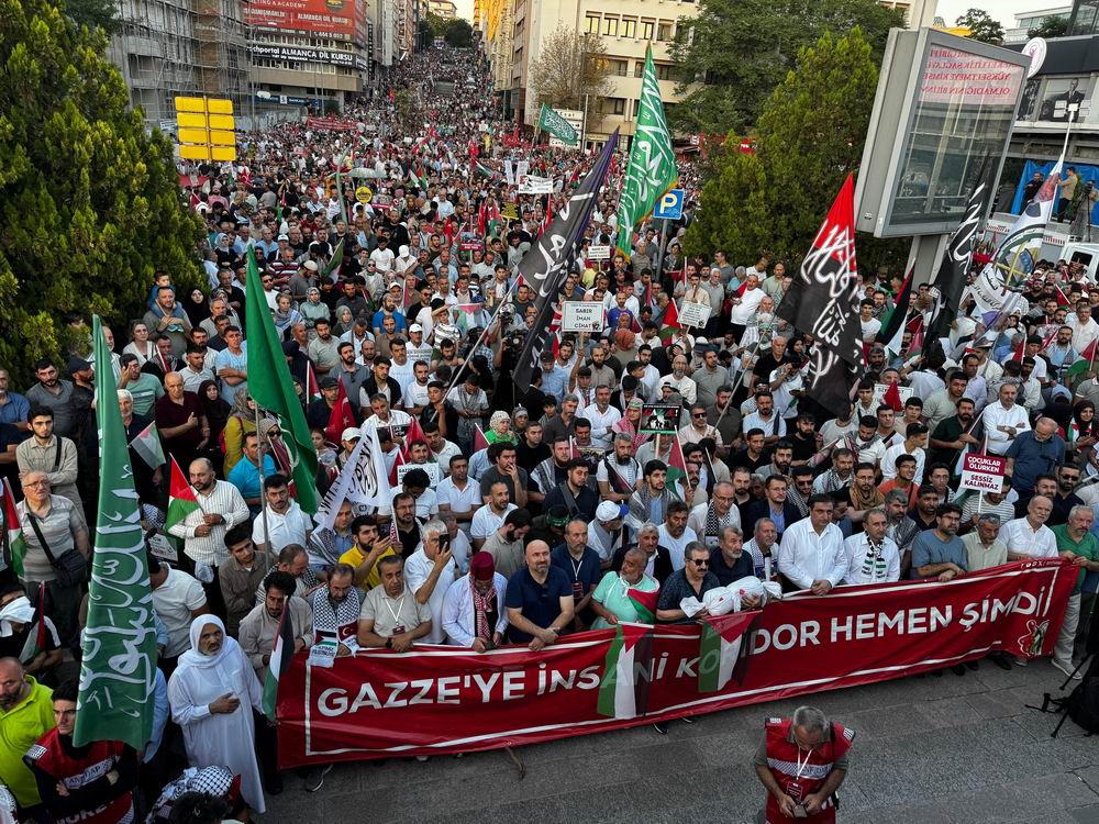Ankara’da on binlerce kişi “Gazze’ye insani koridor” talebiyle Meclis’e yürüdü