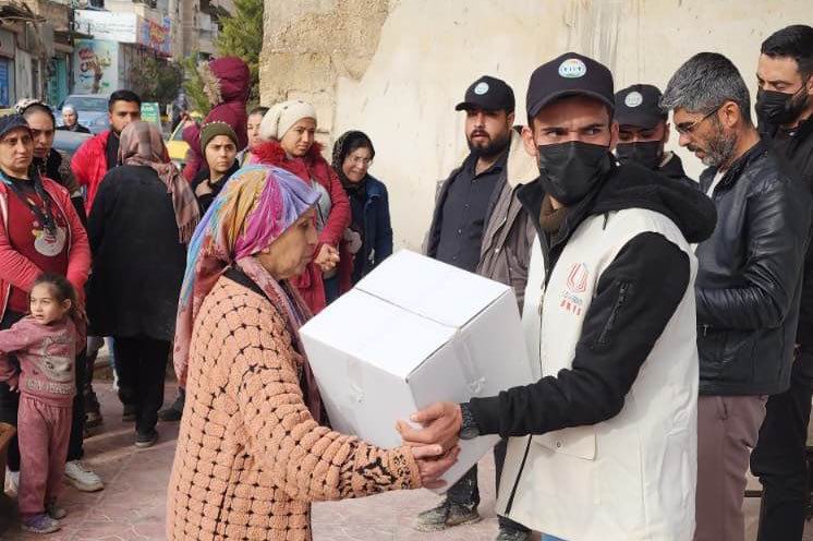 Bilgi ve Erdem Vakfı ile Özgür-Der Afrin’de Kürtlere yardım ulaştırdı
