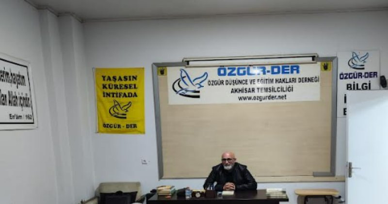 Akhisar Özgür-der'de Murat Kurt’un yeni kitabı “İki Eda Arası” üzerine konuşuldu